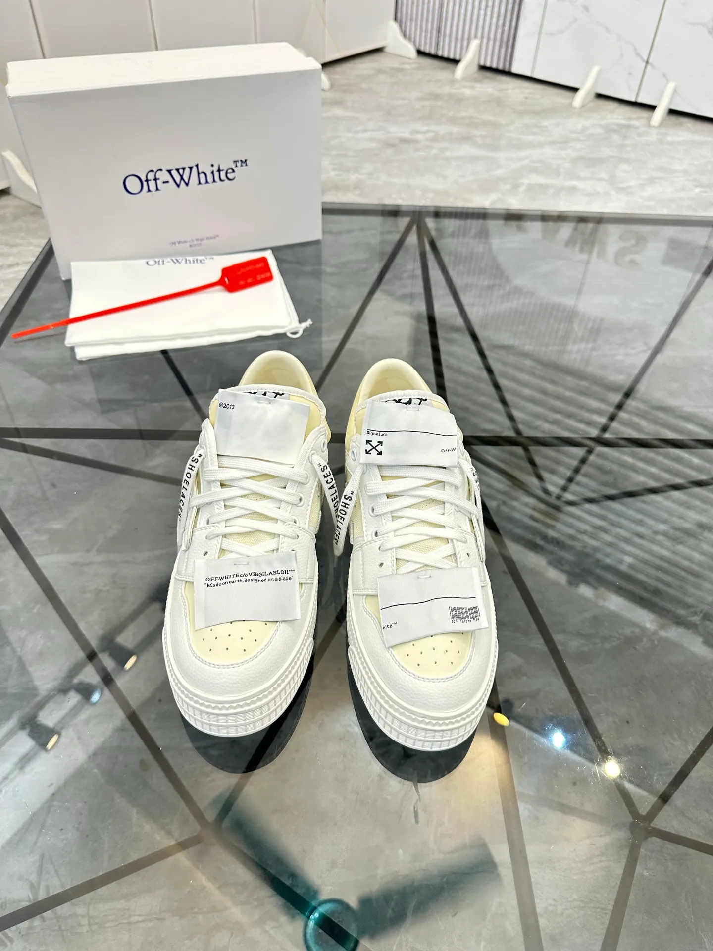 Selling men's shoes 💰: 💰P500¥ High-end top quality Product trademark: OFF WHITE *"OFF WHITE*" low-top casual shoes Regular size: 35-45 (can be customized to 46) Couple style Product materials: Upper imported first-layer cowhide stitched with original fabric, genuine leather lining, original outsole. No.: H203